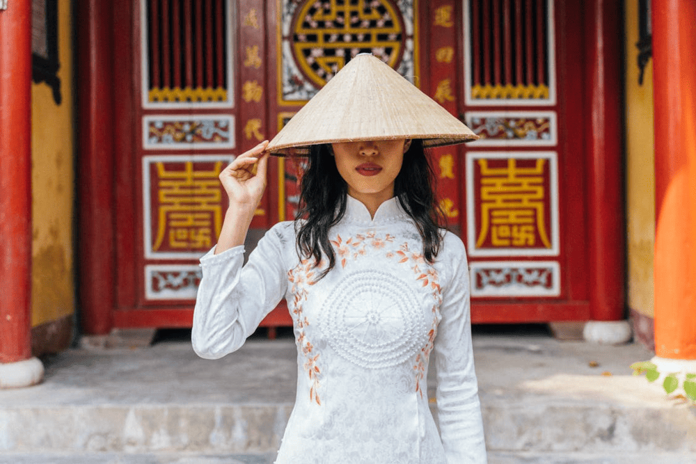 With high collars, flowing silhouettes, and folkloric motifs, traditional Vietnamese garments have become a rich source of inspiration in haute couture (Source: Pexels)